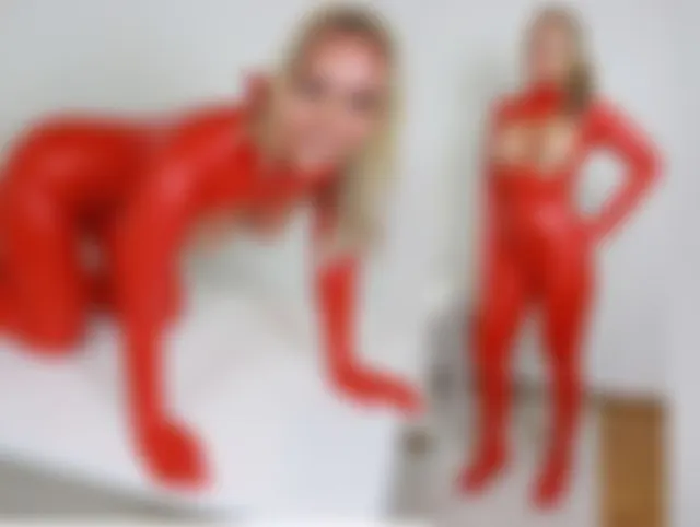 Verfickter Nachbar spritzt 2x auf die Latex Fotze