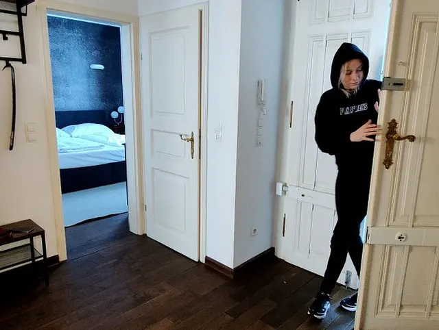 Einbrecherin Hardcore bestraft