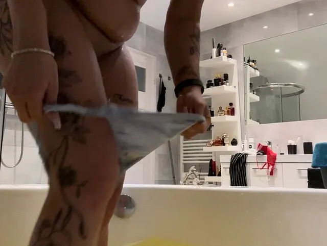 User Wunsch mit Tanga in der Wanne