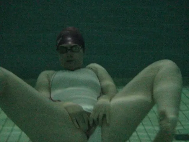 Neuer weißer Schwimmanzug