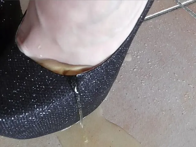 In Leggings und High Heels pissen