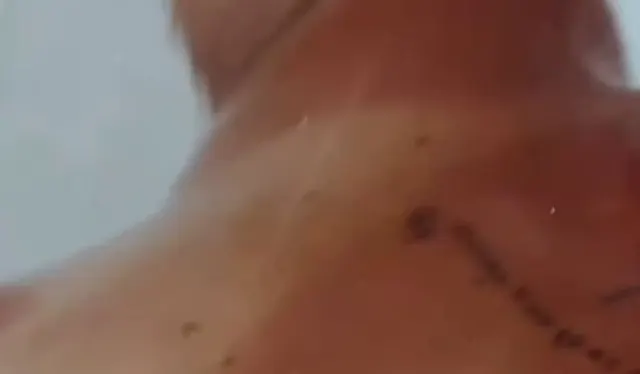 Vorschau aus Tattoos: Komm Baby, wir gehen zusammen unter die Dusche....
