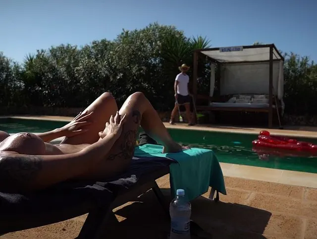 Hotelkamera beweist: Poolboy kümmert sich nicht nur um den Pool!