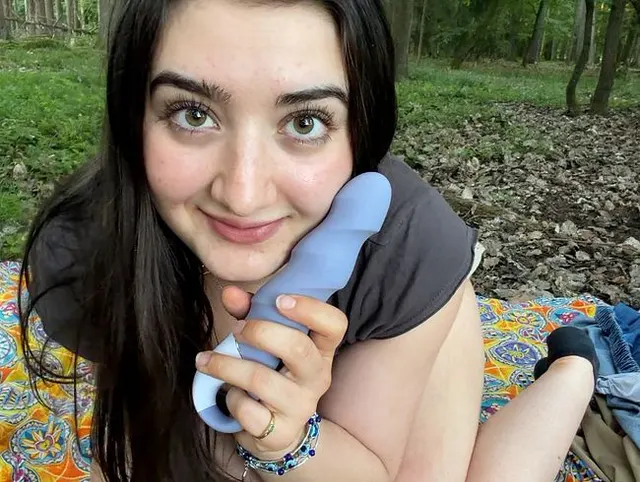Tabubruch?! Fremder erwischt mich mit Dildo auf der Wiese und schaut mir beim Squirten zu!!!