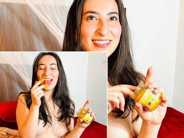 sucking my compote from my fingers
