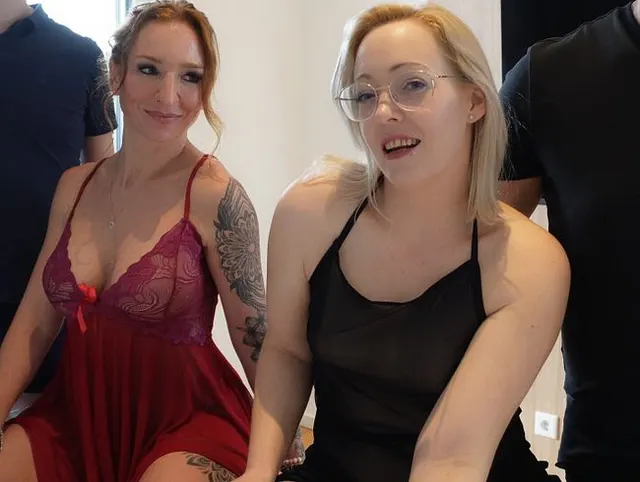 USER-GRUPPENSEX | ZWEI GEILE MILFs WERDEN VON XXL-SCHWÄNZEN KOMPLETT ZERFICKT!