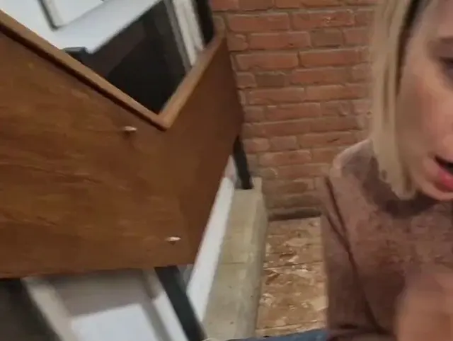 Nachbar im Hausflur erwischt