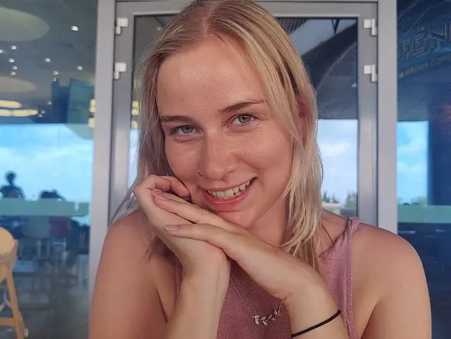 Spontan Mitten in der Mall hart abgefickt