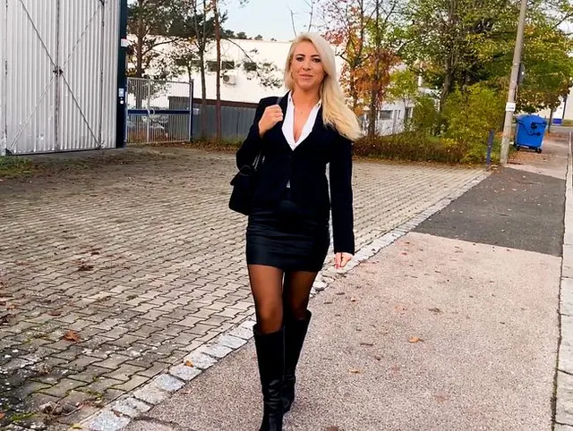 VORGESETZTE verführt unerfahrenen AUSZUBILDENDEN (18)...ER ahnte nichts...!