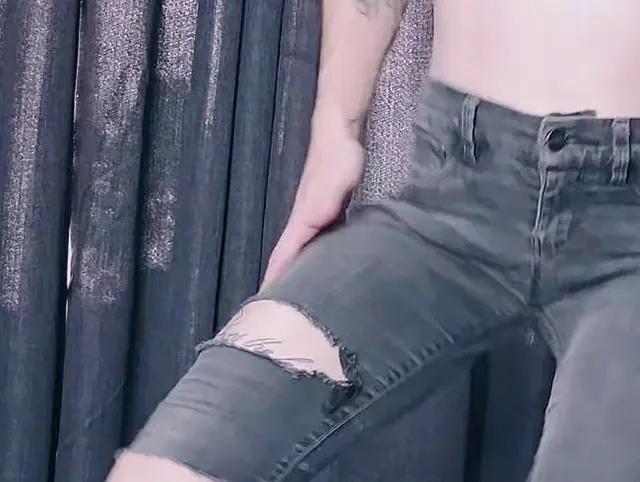 Natalie Carter, schwarze zerrissene Jeans, explizite Muschi entblößt