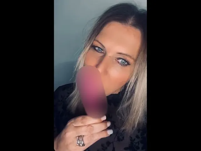 Smoking Milf und Dildo
