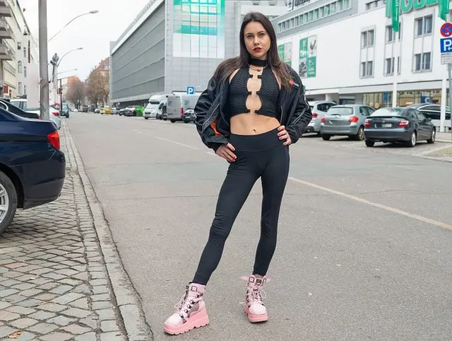 ZU HEFTIG? HOBBY-HUREN-SCHLAMPE auf der KURFÜRSTENSTRASSE! MIT ROTEM LACK-OUTFIT UND MEGA PERVERS!