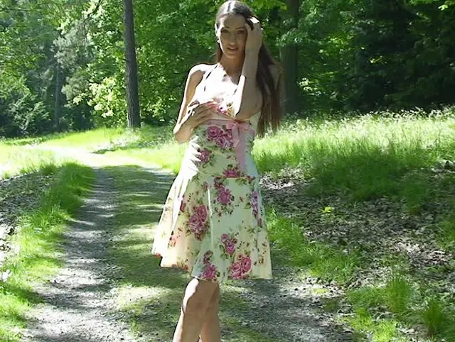 Ist da was unter dem Kleid?